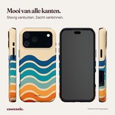 Overzicht van de verschillende hoeken van het telefoonhoesje met golvend patroon.