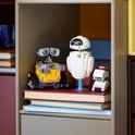 LEGO WALL-E, EVE et un petit robot blanc sur une étagère à livres.
