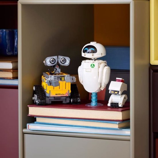 LEGO WALL-E, EVE et un petit robot blanc sur une étagère à livres.