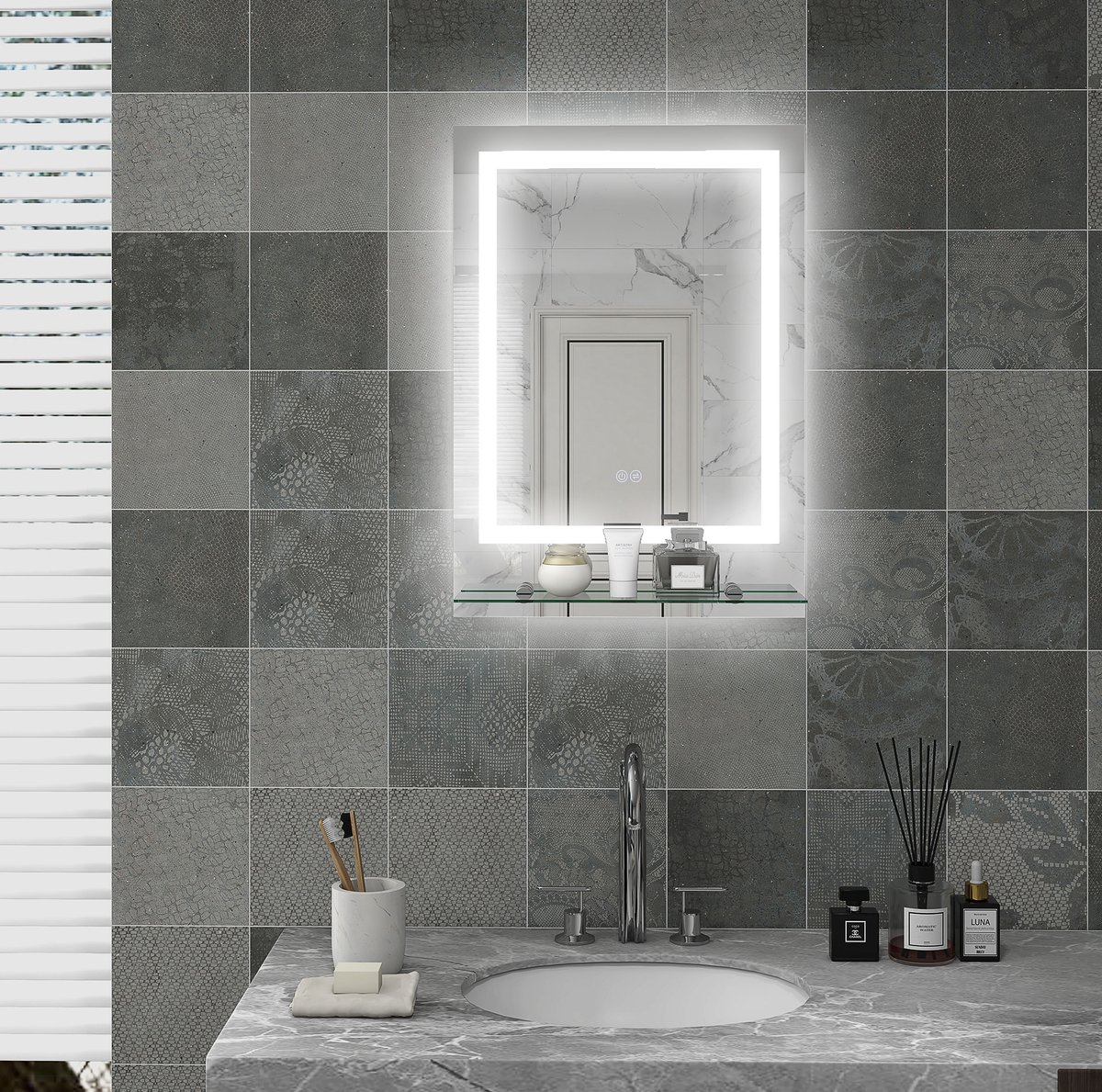 MIVRAY Badspiegel – Instelbare LED Verlichting – 70 x 50 cm – Glas – Transparant – Wandmontage Met Anti-Condens En Opbergrek