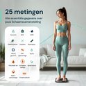 Une femme en tenue de sport se tient sur une balance connectée affichant 25 mesures de composition corporelle.