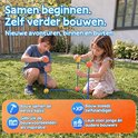 Kinderen bouwen samen een constructie van blauwe stangen en gele/oranje knooppunten in de tuin. Tekst: Samen beginnen. Zelf verder bouwen. Nieuwe avonturen, binnen en buiten. Bouw samen de eerste basis. Gebruik de bouwvoorbeelden als inspiratie. +XP. Bouw steeds zelfstandiger. Leuk voor jonge én oudere bouwers.