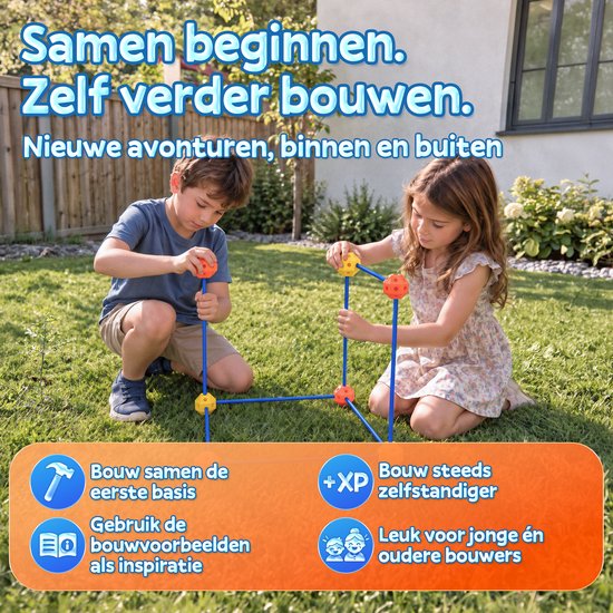 Kinderen bouwen samen een constructie van blauwe stangen en gele/oranje knooppunten in de tuin. Tekst: Samen beginnen. Zelf verder bouwen. Nieuwe avonturen, binnen en buiten. Bouw samen de eerste basis. Gebruik de bouwvoorbeelden als inspiratie. +XP. Bouw steeds zelfstandiger. Leuk voor jonge én oudere bouwers.