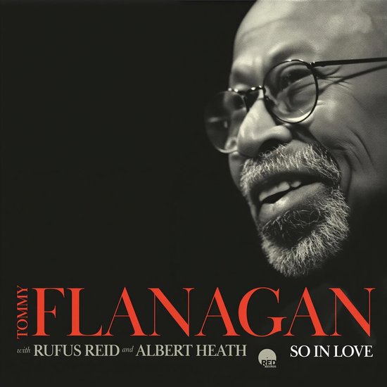 Zwart-wit albumhoes van Tommy Flanagan met bril en baard, tekst "Tommy Flanagan with Rufus Reid and Albert Heath So In Love".