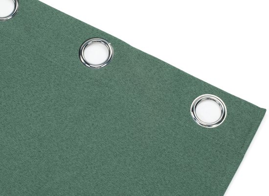 Bovenzijde van een groen gordijn met drie zilverkleurige metalen ogen.
