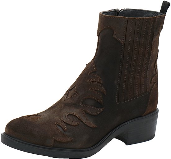 Bruine suède cowboylaars met sierlijke, ingesneden details op de neus en zijkant. Elastische inzetstukken aan de zijkant en een treklus aan de achterkant.