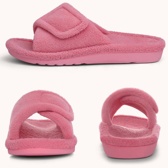 Drie hoeken van roze badstof slippers: zijaanzicht, vooraanzicht en achteraanzicht.