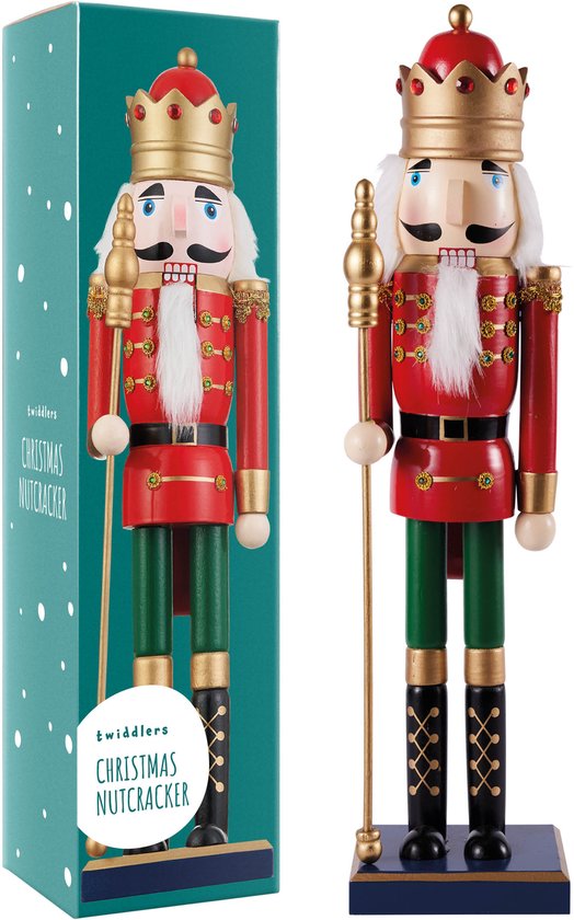 Rode houten notenkraker soldaat met gouden kroon, witte snor en groene broek, naast zijn turquoise doos.