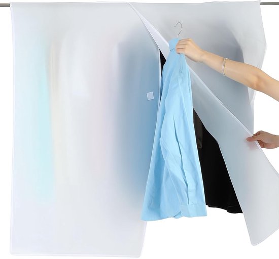 Handen openen een witte kledinghoes, een blauwe blouse hangt erin.