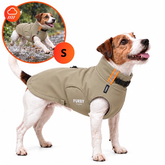 Jack Russell met een zandkleurige softshell jas in maat S, met reflecterende strepen op de kraag. Kleine insert toont de hond in de regen.