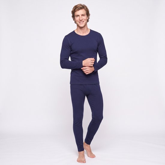 Man met donkerblauwe thermische set van Gaubert, met lange mouwen en broek. Maat M.