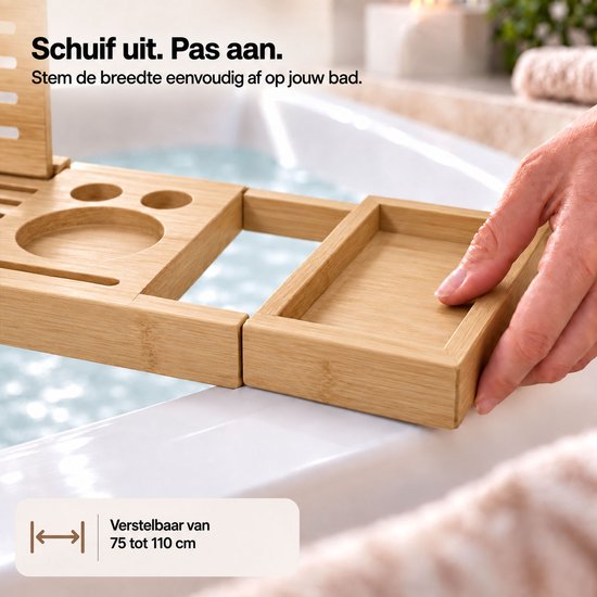 Man schuift een houten badplank uit om de breedte aan te passen.