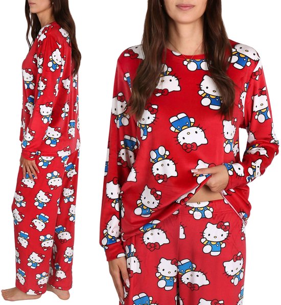 Mannequin portant un pyjama rouge à manches longues avec un imprimé Hello Kitty intégral.