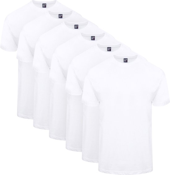 Zes identieke witte Alan Red T-shirts, opgesteld in een diagonale lijn.