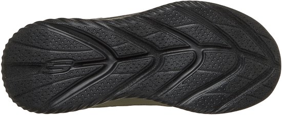 Zwarte rubberen loopzool van een sneaker met profiel en Skechers S-logo.