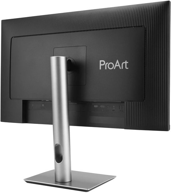 Achterzijde in een schuine hoek van de ASUS ProArt monitor met zilveren standaard.