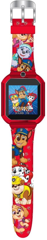 Rode Paw Patrol smartwatch met Chase-thema, voorzien van een digitale wijzerplaat met tijd en datum, en een siliconen band.