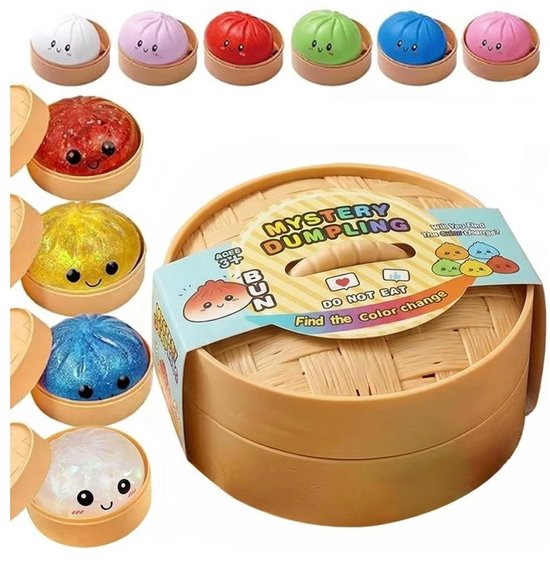 Verpakking Mystery Dumpling met stoommandje en tekst 'DO NOT EAT', met diverse glinsterende dumpling-speeltjes eromheen.