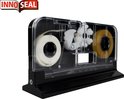 De Innoseal zakkensluiter, zwart met transparante behuizing, toont de interne mechaniek.