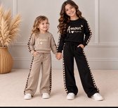 Meisjes Comfy Set – 2-Delig Trainingspak – Sweater & Wide Leg Broek – Hartjes Details – Herfst & Winter – zand bruin - maat 122/128