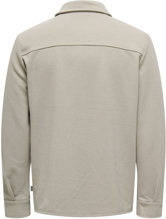 Achterkant van een beige Only & Sons overshirt met jukdetail bij de schouders.