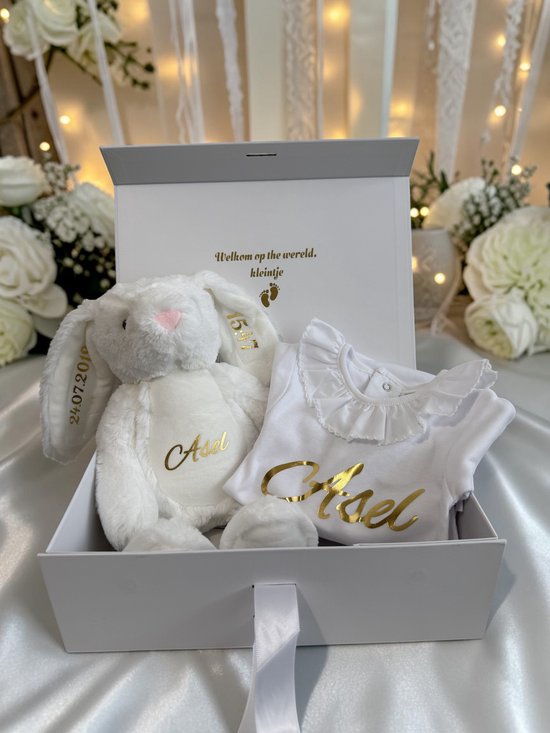 DK Store-Gepersonaliseerde Luxe Kraamcadeaus - Wit pluchen konijn en babyromper- Babycadeauset — afbeelding 3