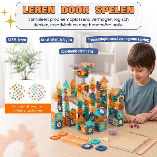 Kind speelt met een knikkerbaan-set; stimuleert creativiteit en probleemoplossend vermogen.