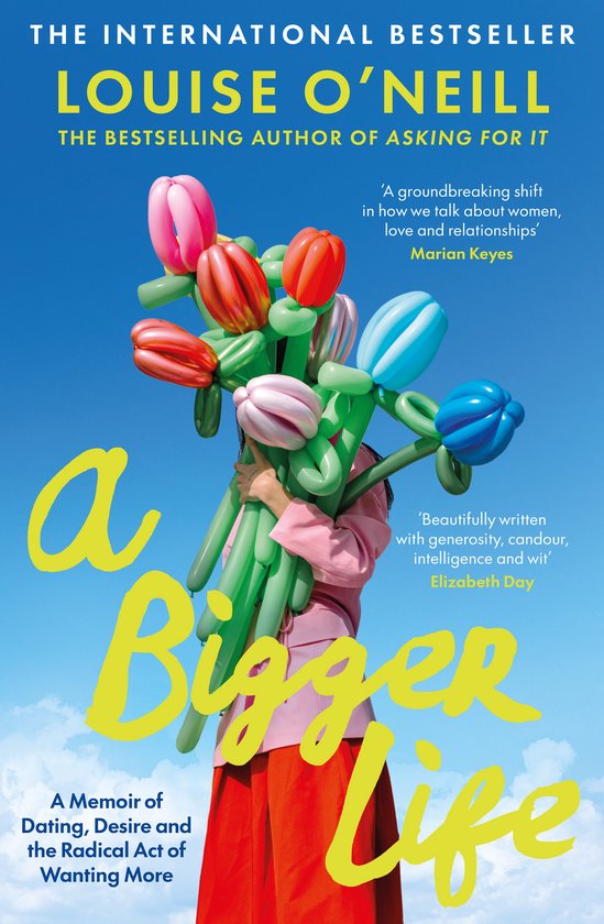 Boekomslag 'A Bigger Life' van Louise O'Neill met een persoon die een bos felgekleurde ballonbloemen vasthoudt.