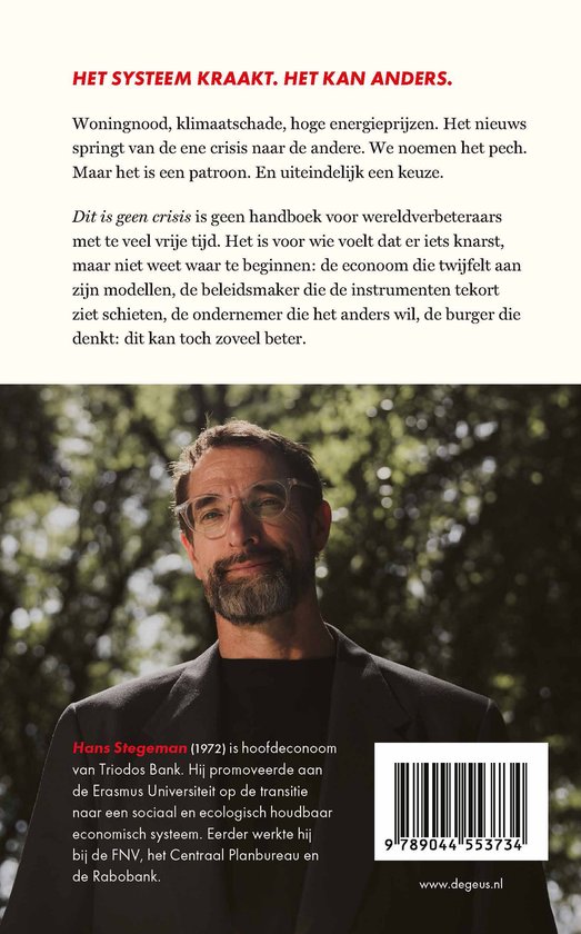 Achterzijde boek met tekst over systeemverandering en portret van auteur Hans Stegeman tegen een bomenrijke achtergrond.