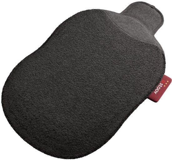 Donkergrijs Stoov zitkussen met een teddy-achtige buitenkant en rood label.