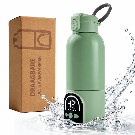 Groene draagbare waterverwarmer met digitaal display naast een kartonnen doos, omgeven door opspattend water.