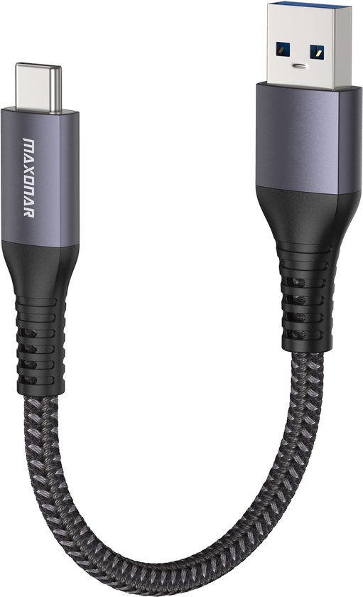 Een korte, gevlochten zwarte USB-C naar USB-A kabel met grijze connectoren.