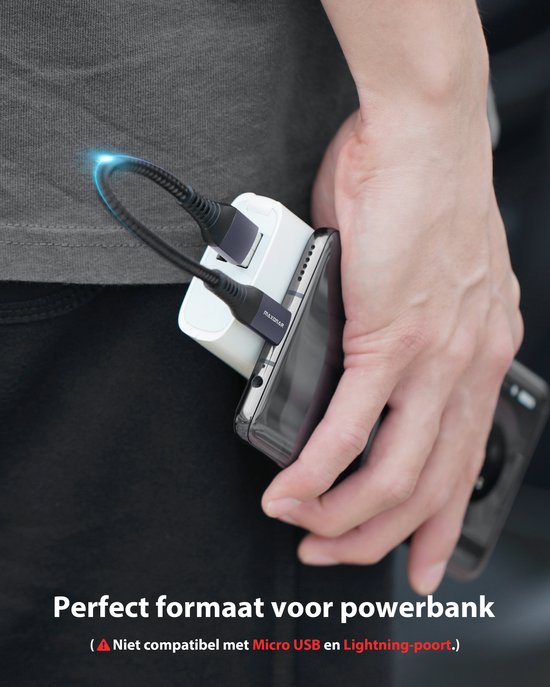 Een persoon laadt een telefoon op met een witte powerbank via een gevlochten zwarte kabel. Tekst: Perfect formaat voor powerbank.