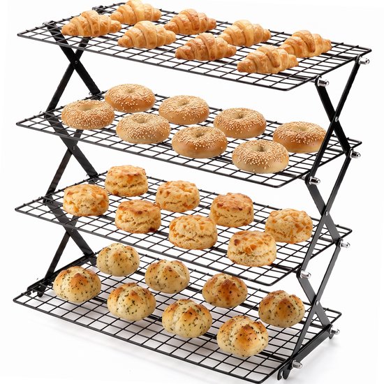 Zwart afkoelrek met vier niveaus, beladen met croissants, bagels, scones en ronde broodjes.