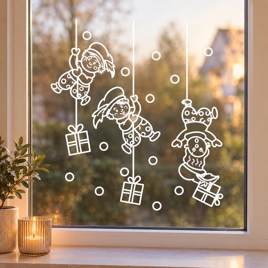 Witte raamsticker met drie slingerende Pietjes en cadeautjes tegen een wazige achtergrond van een raam.