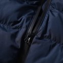 Donkerblauwe gewatteerde bodywarmer met een zwarte ritssluiting in het midden.