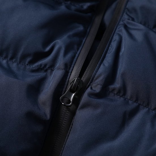 Donkerblauwe gewatteerde bodywarmer met een zwarte ritssluiting in het midden.