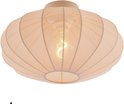 Beige, ronde plafondlamp met een textielen kap in een bolvormig ontwerp en een zichtbare, warm verlichte gloeilamp.