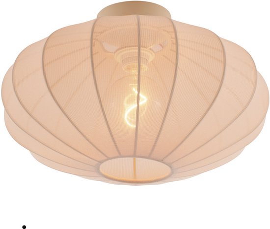 Beige, ronde plafondlamp met een textielen kap in een bolvormig ontwerp en een zichtbare, warm verlichte gloeilamp.