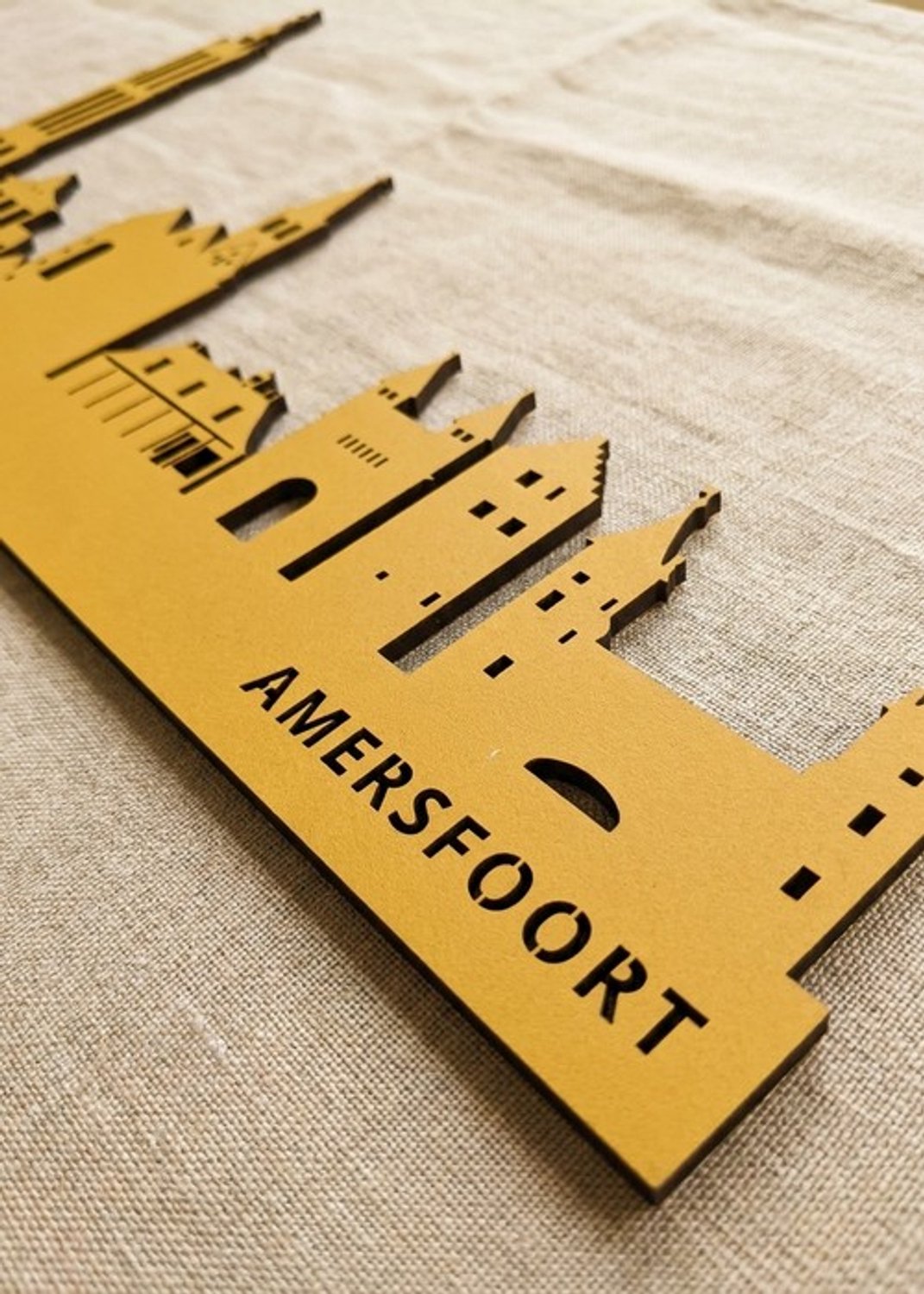 Houten Skyline Amersfoort | Wanddecoratie voor aan de muur | Geel MDF | 70 x 14 cm