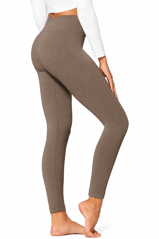 Zijaanzicht van een bruine thermo fleece legging met hoge taille, gedragen door een model.