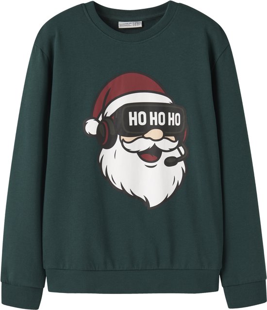 Donkergroene sweatshirt met een print van de Kerstman met een VR-bril en koptelefoon, met de tekst 'HO HO HO'.