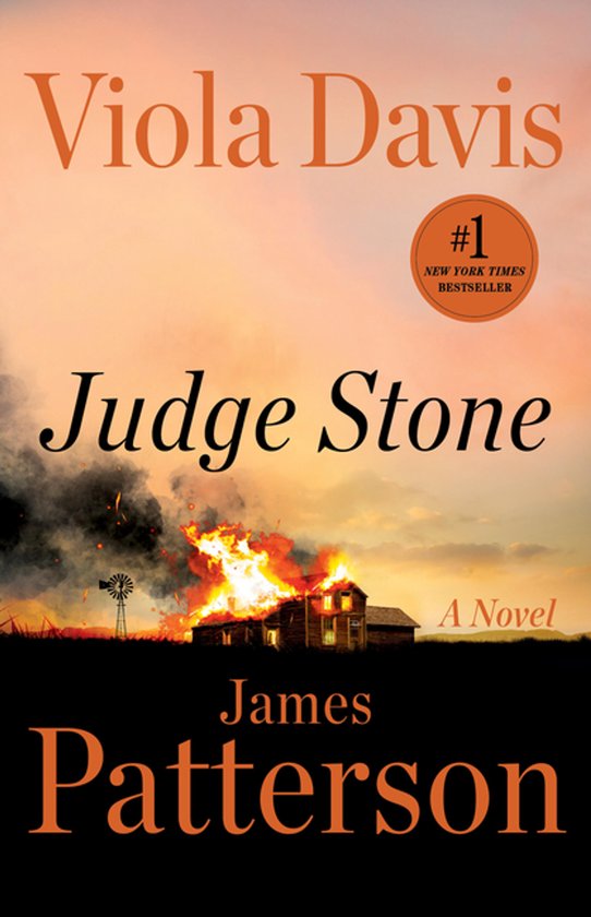 Boek kaft: Judge Stone door Viola Davis en James Patterson, met een brandende boerderij.