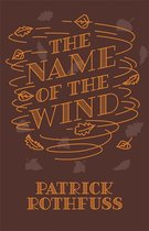 Bruine boekomslag met oranje titel 'The Name of the Wind', Patrick Rothfuss en wervelende bladeren.
