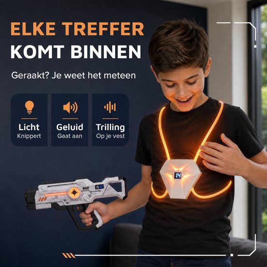 Jongen draagt een oranje oplichtend vest dat trilt en oplicht wanneer hij wordt geraakt in een lasergame.