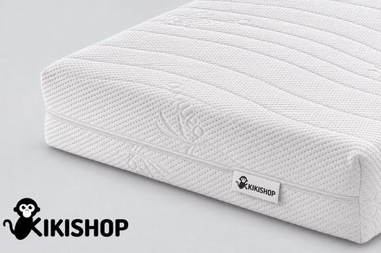 Witte matras met Kikishop-label en gestikt patroon in een close-up.