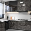 Keuken met zwarte marmerfolie op de kasten en aanrecht, raam met jaloezieën.