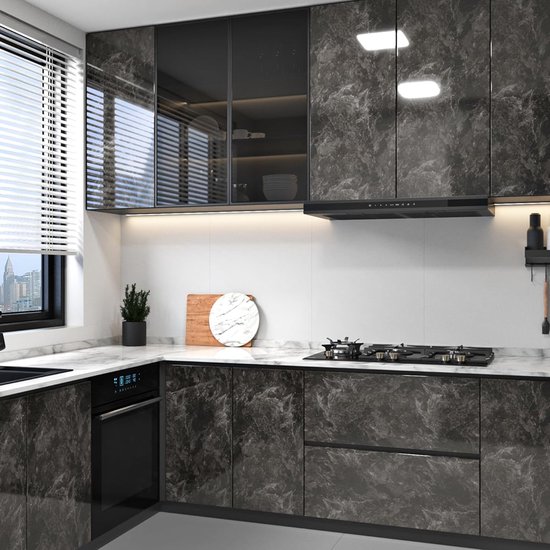 Keuken met zwarte marmerfolie op de kasten en aanrecht, raam met jaloezieën.