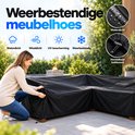 Vrouw trekt een zwarte, weerbestendige L-vormige meubelhoes over een tuinbank.