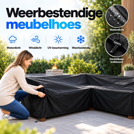 Vrouw trekt een zwarte, weerbestendige L-vormige meubelhoes over een tuinbank.
